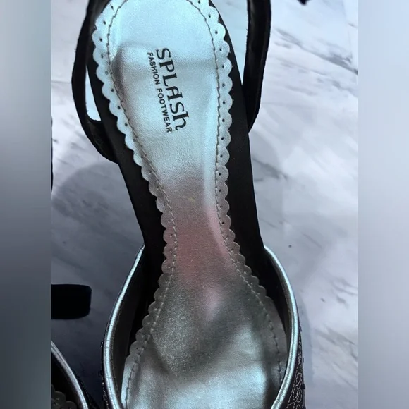 Pointed toe Embroidered and Beaded Black and Silver heels Size:9M - Picture 6 of 8